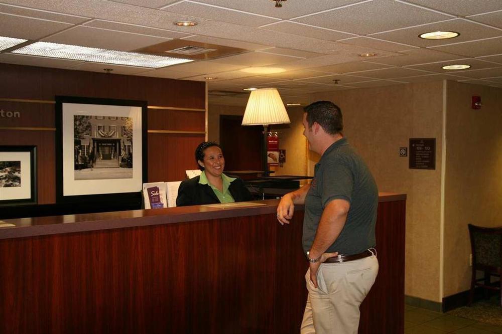 Hampton Inn Flemington Beltér fotó